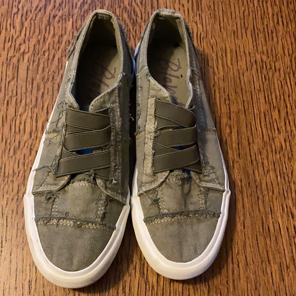 Pull-on sneakers